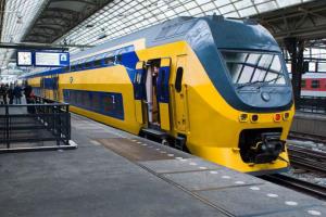 091003_amsterdam_trains_02_compressed.jpg