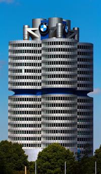 1200px-Bmwvierzylinderturm.jpg